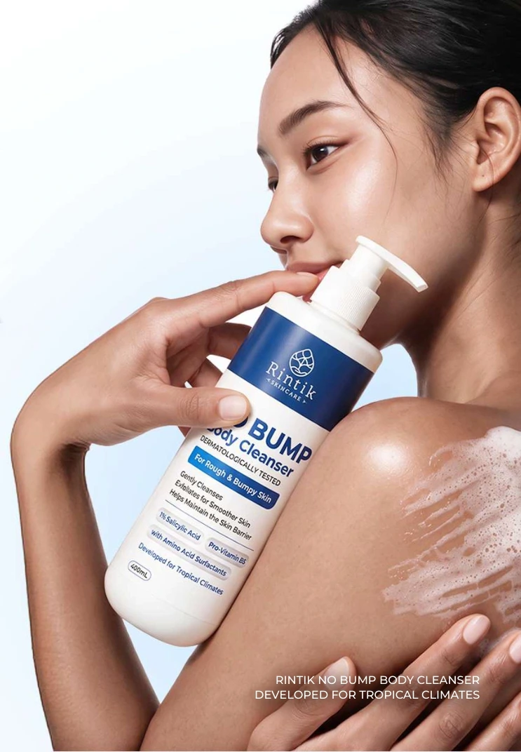 Model memegang botol Rintik No Bump Body Cleanser